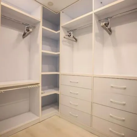 Colorful Oasis With Sunny Balcony Appartamento Tirana