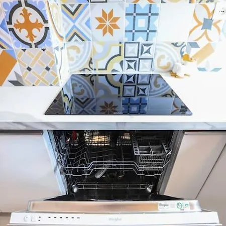 Colorful Oasis With Sunny Balcony Appartamento Tirana