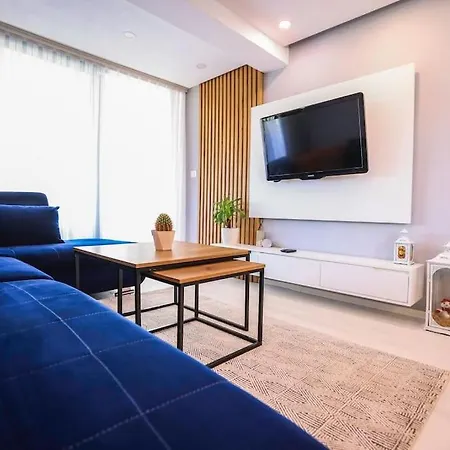 Appartamento Colorful Oasis With Sunny Balcony Tirana