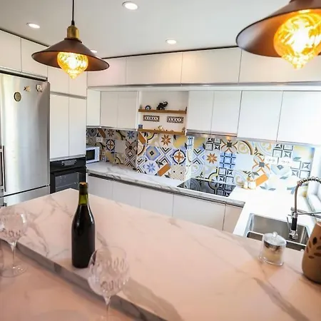 Colorful Oasis With Sunny Balcony *