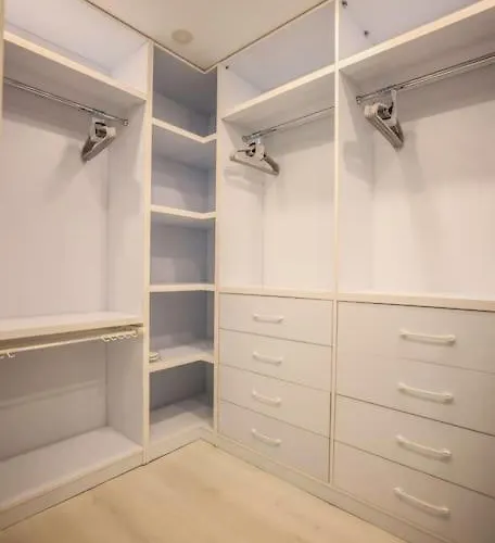 Colorful Oasis With Sunny Balcony شقة تيرانا