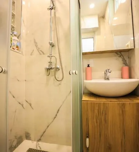 شقة Colorful Oasis With Sunny Balcony تيرانا