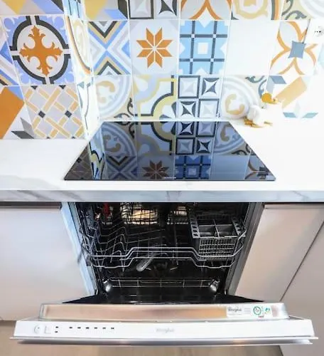 Colorful Oasis With Sunny Balcony شقة تيرانا