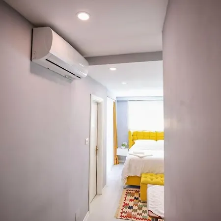 Colorful Oasis With Sunny Balcony Lejlighed
