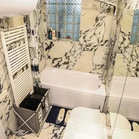 Colorful Oasis With Sunny Balcony Daire *