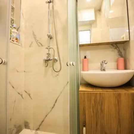 Daire Colorful Oasis With Sunny Balcony Tiran