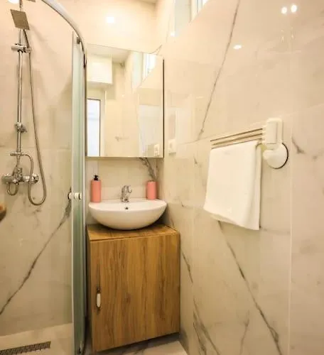 Colorful Oasis With Sunny Balcony 티라나