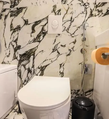 Colorful Oasis With Sunny Balcony 티라나