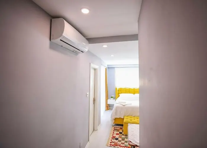 Colorful Oasis With Sunny Balcony Apartman