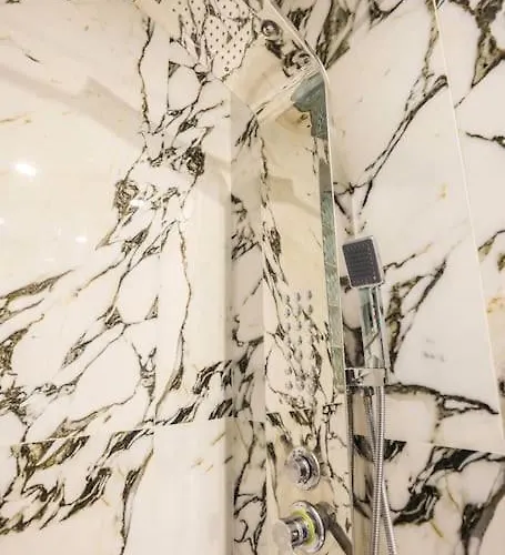 Colorful Oasis With Sunny Balcony * 티라나