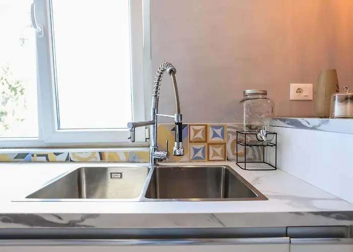 Colorful Oasis With Sunny Balcony 아파트