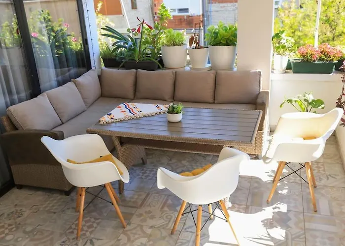 Colorful Oasis With Sunny Balcony 아파트 티라나