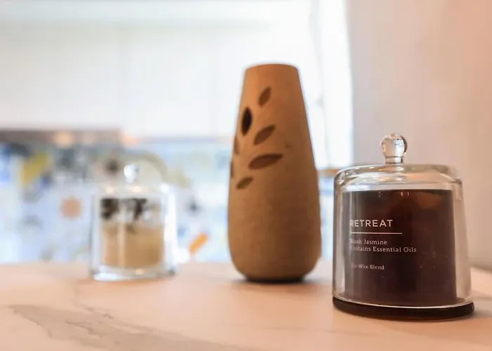 아파트 Colorful Oasis With Sunny Balcony