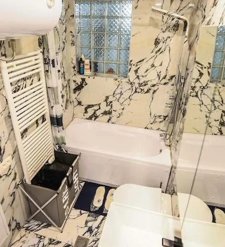 Colorful Oasis With Sunny Balcony 아파트 *