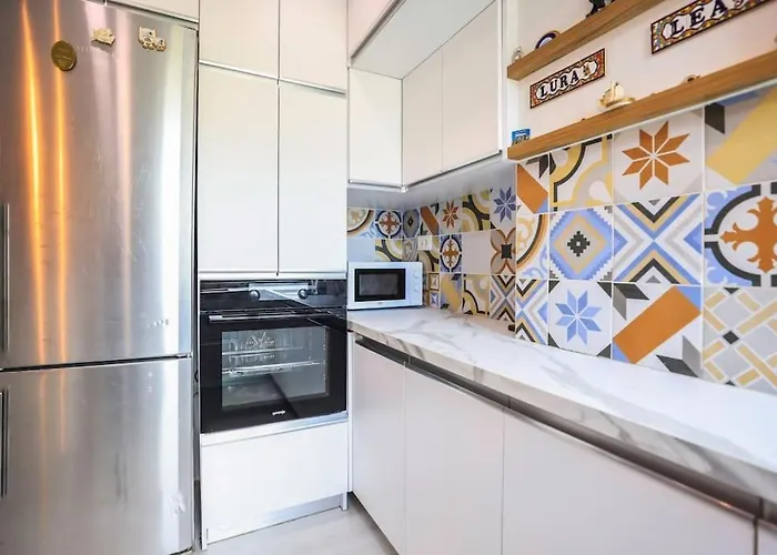 Colorful Oasis With Sunny Balcony * 티라나