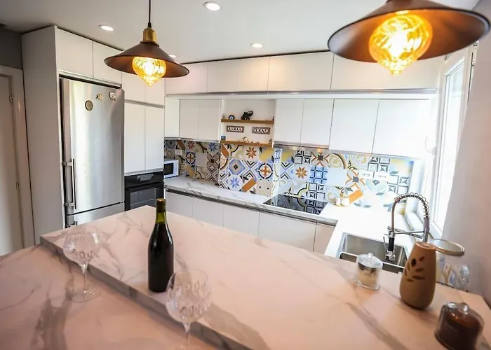 Colorful Oasis With Sunny Balcony *